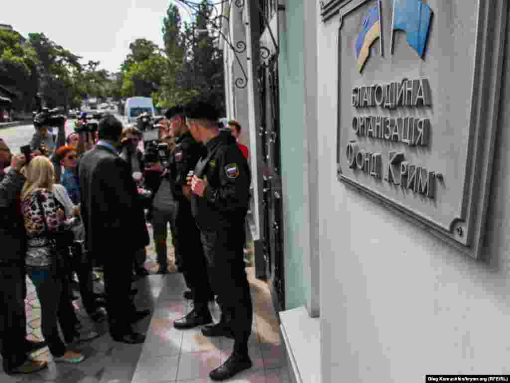 Через те, що в будівлі&nbsp;Меджлісу під час прибуття приставів залишилися люди, благодійному &laquo;Фонду &laquo;Крим&raquo; виписали штраф розміром у 50 тисяч рублів 