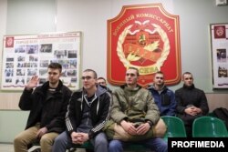 Призовники у місцевому призовному пункті перед відправкою на військову службу до російської армії, жовтень 2024-го