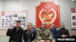 Regruti u lokalnom regrutnom uredu prije odlaska na vojnu službu u rusku vojsku u Moskvi, oktobar 2024.