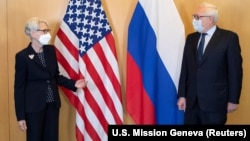 Глава делегації Росії Сергій Рябков і глава делегації США Венді Шерман на попередній зустрічі в Женеві, липень 2021 року