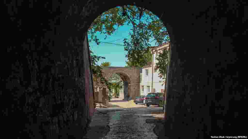 На виході з тунелю – арка старовинного акведука. Його побудували в середині XIX століття для постачання Севастополя питною водою