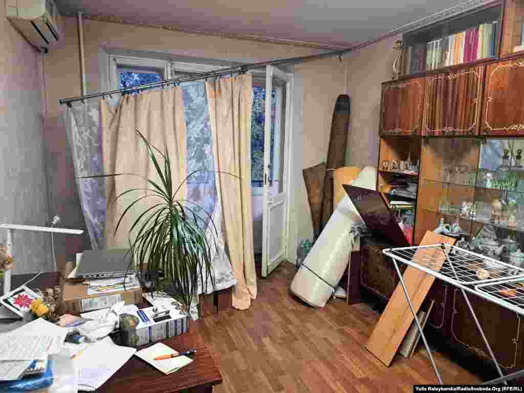 У квартирі Олени в будинку неподалік вибито всі вікна. Вціліла сама, каже, бо в момент атаки ще не лягла спати. «Мене врятувало, що я була в дальньому кутку кімнати. Слава Богу, не спала, Слава Богу, ліжко не розстелене була. Поліція акт склала, доброчинники видали осб-плити. Закриваю вікна. Буду тут ночувати – треба приглянути за квартирою. До речі, і сусіди, і знайомі телефонували – пропонували допомогу, нічліг. Шукаю позитивне: я жива й ціла», – розповідає вона