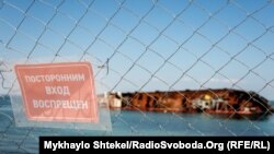 Затонуле судно біля пляжу в Одесі готують до підйому – фоторепортаж