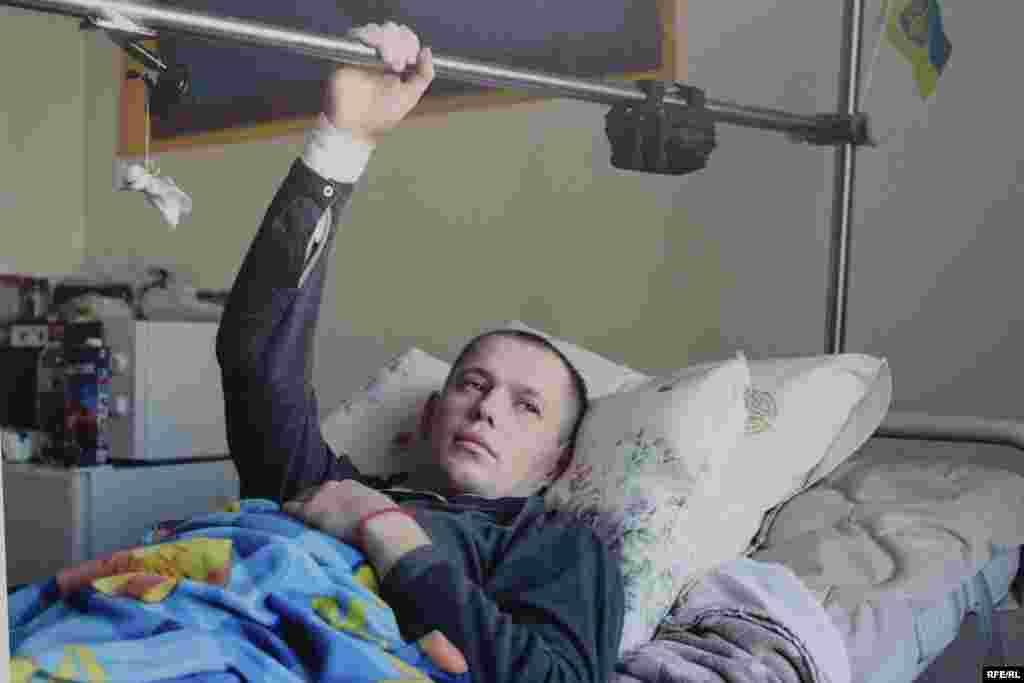 Олег Івахнюк. Доброволець батальйону "Донбас". Уламкове поранення лівого стегна. Фото Олександра Чекменьова