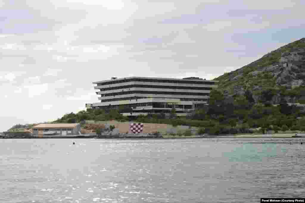 Вид с главного пляжа на отель "Пелегрин"