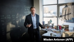 Глава Фонда борьбы с коррупцией Алексей Навальный в офисе организации, январь 2018 года