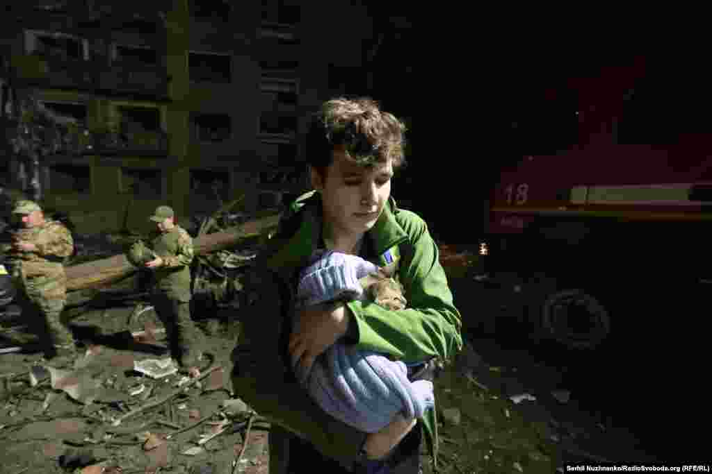 Хлопець із котом на руках на місці удару