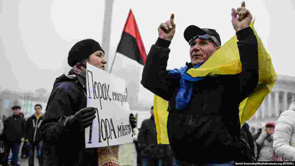  Люди гаряче обговорюють політичну ситуацію в країні