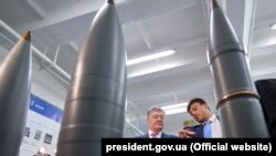 Президент України Петро Порошенко під час відкриття виробничої лінії із виготовлення артилерійських снарядів великих калібрів на ДАХК «Артем» Державного концерну «Укроборонпром», 9 серпня 2018 року