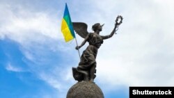 Пам’ятник Незалежності України у Харкові, до якого громадські активісти прикріпили прапор України
