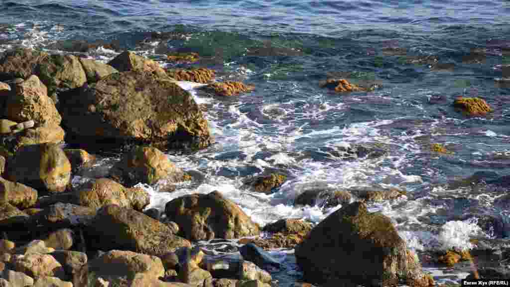 Волны лениво «лижут» огромные валуны