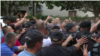 Policajci upotrebljavaju biber sprej prema građanima na protestu u Podgorici, 8. jul 2025.