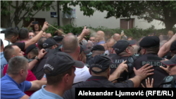 Policajci upotrebljavaju biber sprej prema građanima na protestu u Podgorici, 8. jul 2025.
