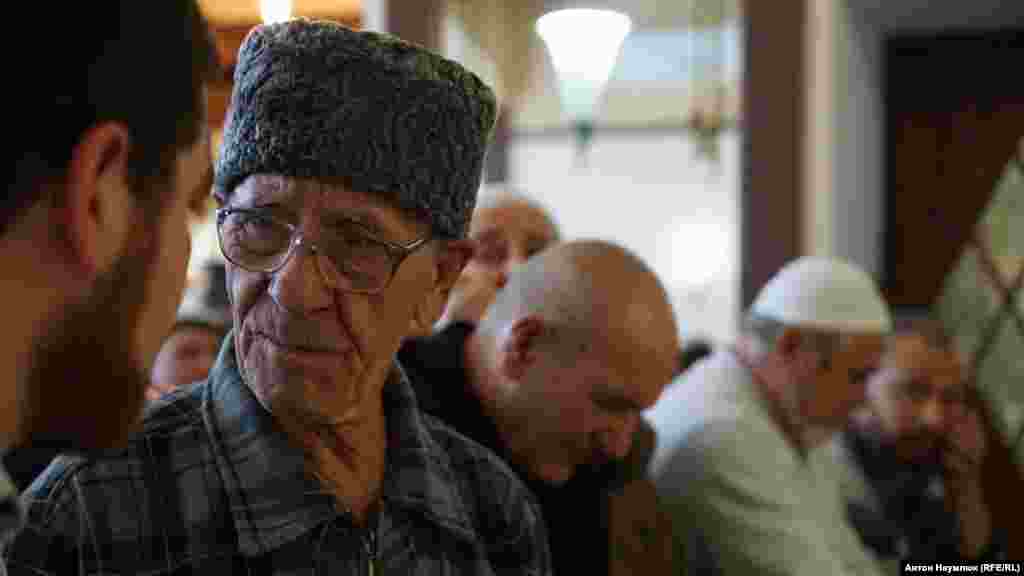 У серпні 2017 року кримськотатарського активіста Сервера Караметова затримали в Сімферополі за одиночний пікет на підтримку одного з лідерів кримських татар Ахтема Чийгоза. Він прийшов до будівлі Верховного суду Криму з плакатом: «Путін, наші діти не терористи!». Щодо нього склали два адміністративних протоколи