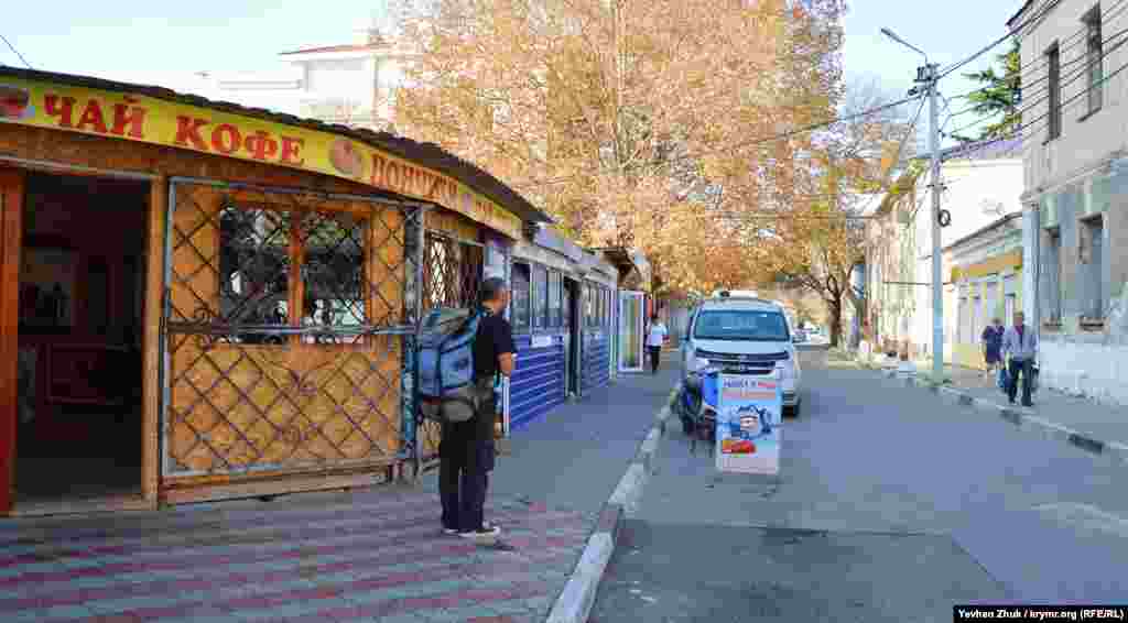 В десятке метров от набережной – тихая и спокойная улица