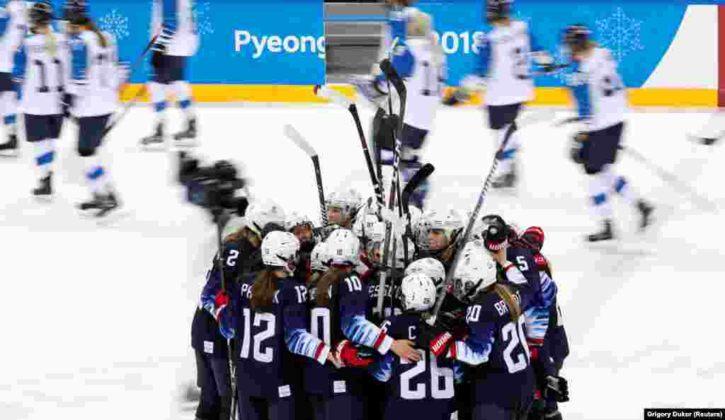 Хокей: гравці команди США відзначають свою перемогу над командою Фінляндії з рахунком 5:0 після матчу жіночого півфіналу  