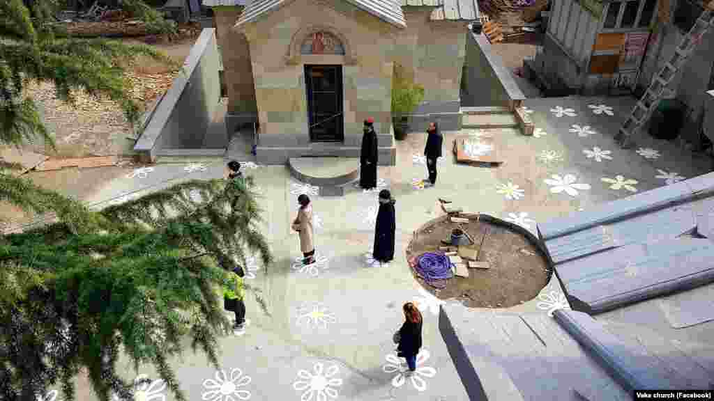 Намальовані квіти на підлозі Церкви Ваке у Тбілісі допомагають зберігати безпечну дистанцію. Грузія, 25 березня 2020 року