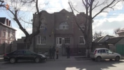 У Херсоні в офіс Меджлісу кинули гранату, наслідки вибуху (відео) У Херсоні в офіс Меджлісу кинули гранату, наслідки вибуху (відео)