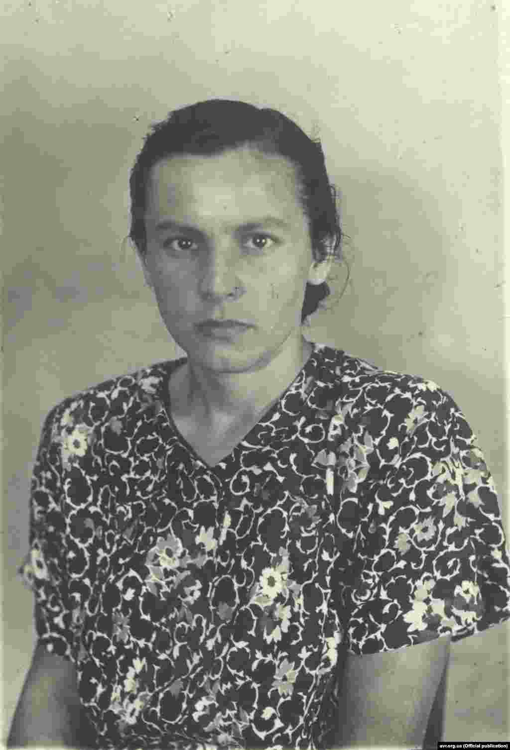 Марія САВЧИН Псевдо: «ЗІРКА», «МАРІЧКА» ***** Підпільна діяльність назавжди розлучила Марію Савчин з її першим сином Зеноном. За іронією долі, хлопчика виховував один із керівників польської служби безпеки і він ніколи не дізнався про свою справжню матір.  З другим сином її розлучили вже радянські комуністи, які арештували її, а потім під натиском змусили виїхати на Захід для викриття планів закордонної мережі ОУН та УГВР. Утім, Савчин не виконала цього наказу чекістів і здалася американській владі.  До кінця життя вона була активною учасницею української діаспори. 