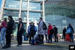 Українські біженці в черзі на отримання допомоги в Німеччині, 2022 рік