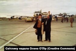 Ігор Качуровський (ліворуч) по прильоті до Мюнхена. 13 квітня 1969 року