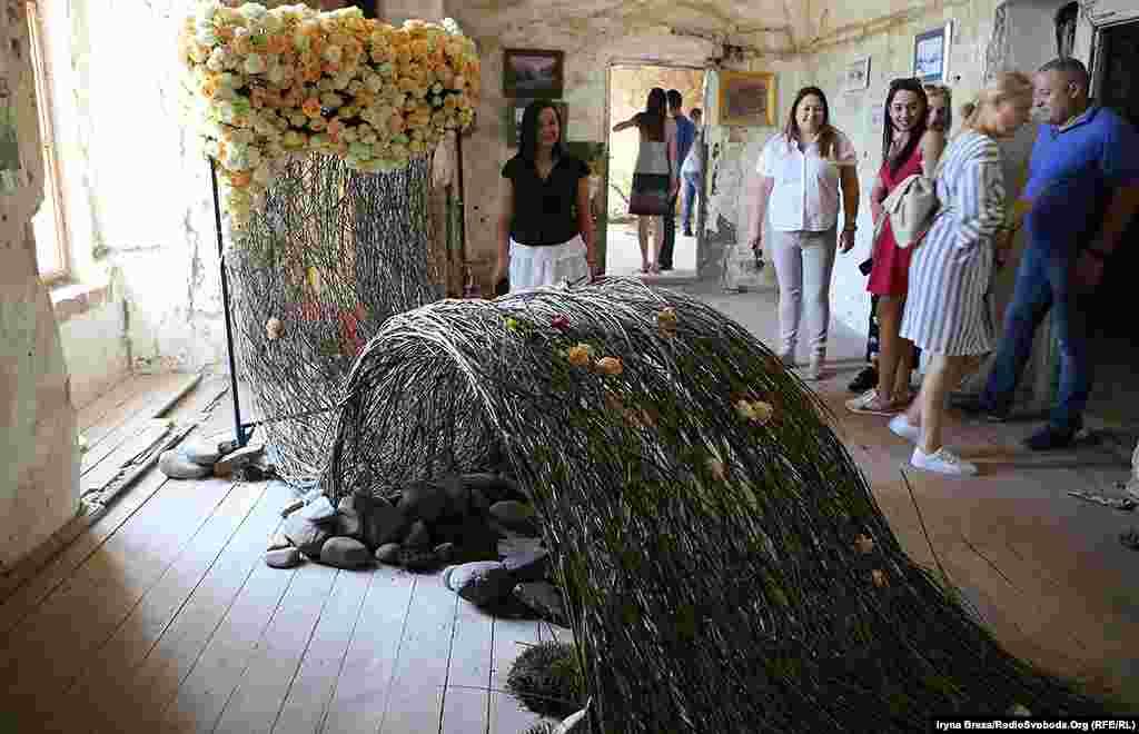 Цього року крім троянд флористи використовували й інші квіти та матеріал