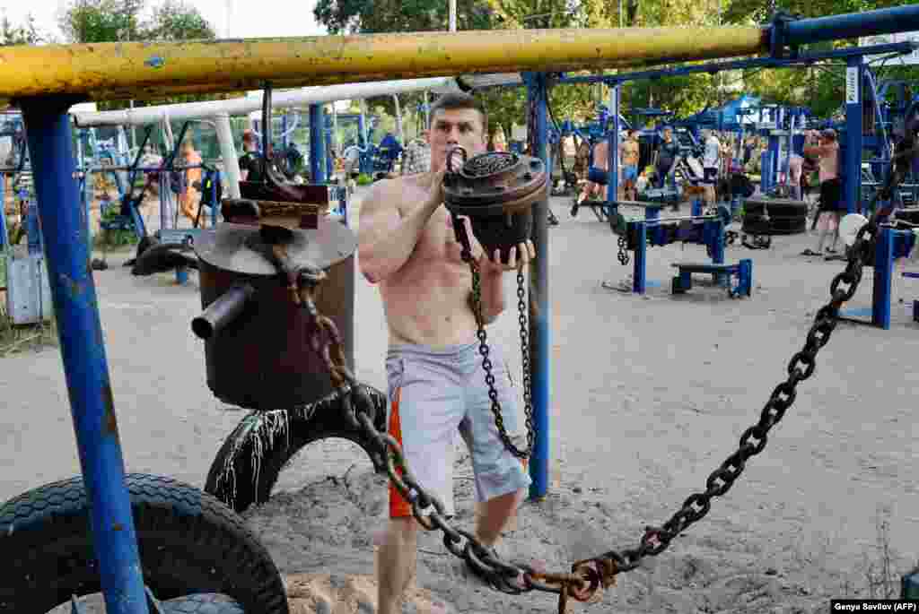 Многие тренажеры – это наследие советского машиностроения времен Холодной войны, когда, как говорит Кук, металлолом «просто лежал»