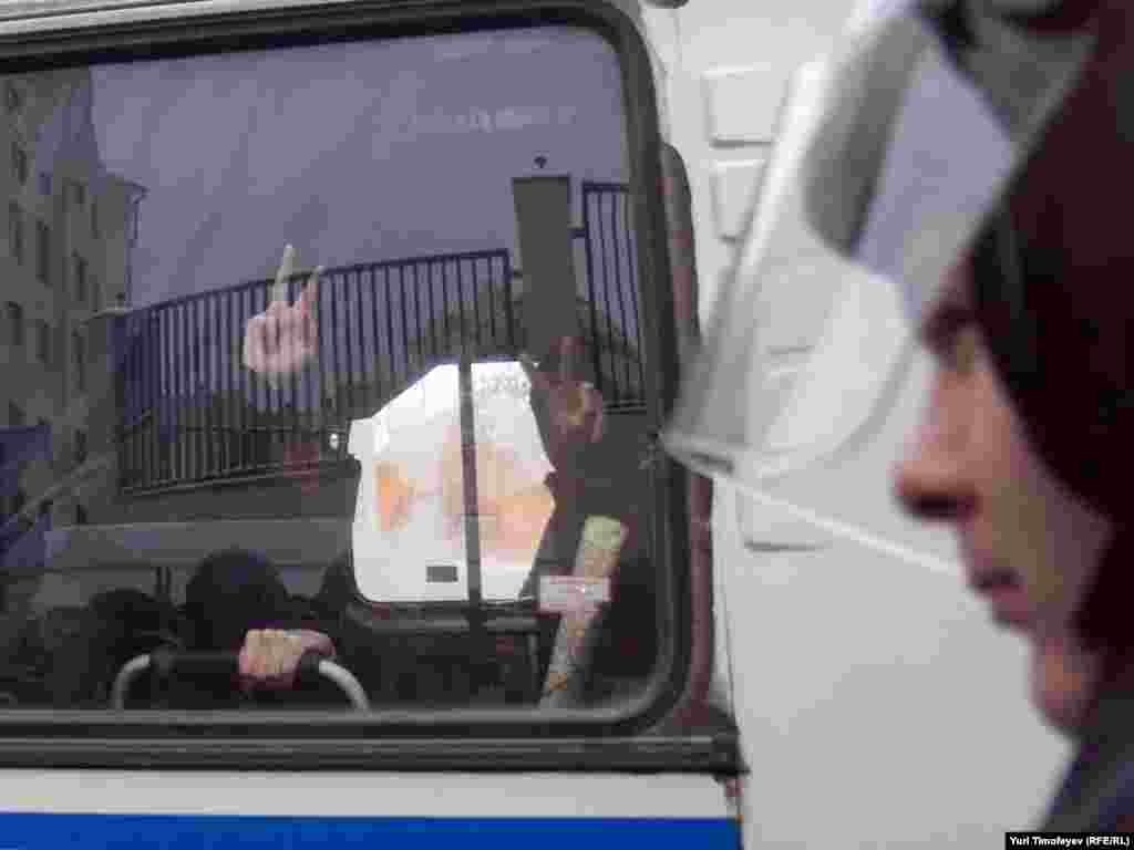 Задержанных отправляют в ОВД "Хамовники"