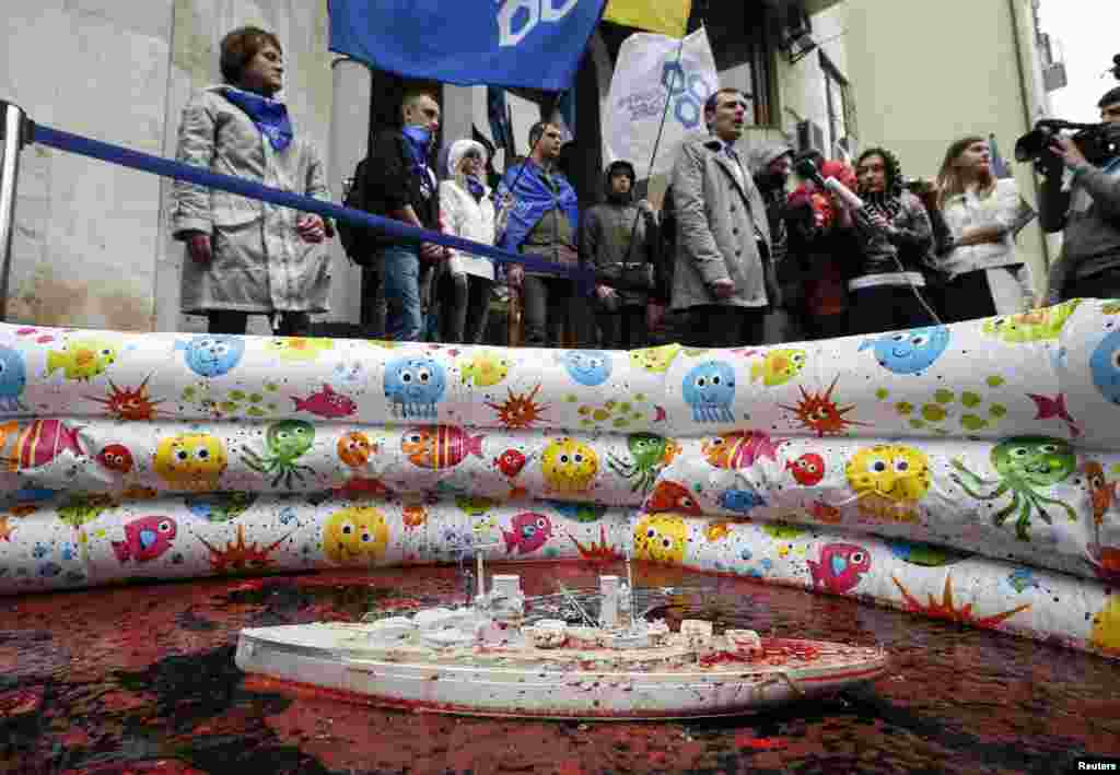 Акция против поставок России вертолетоносцев класса "Мистраль". Киев, май 2014 года