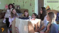 Гра в хованки як спогад дітей-переселенців про укриття від обстрілів Гра в хованки як спогад дітей-переселенців про укриття від обстрілів