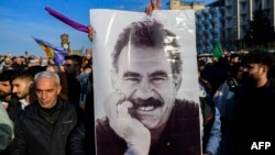Раніше лідер PKK Абдулла Оджалан, який перебуває в турецькій в’язниці, закликав до саморозпуску організації (на фото: його прихильники в Діярбакирі, південно-східна Туреччина, лютий 2025 року)