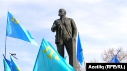 Демонстрация крымских татар в Симферополе против Януковича у памятника Ленину, 23 февраля 2014 года