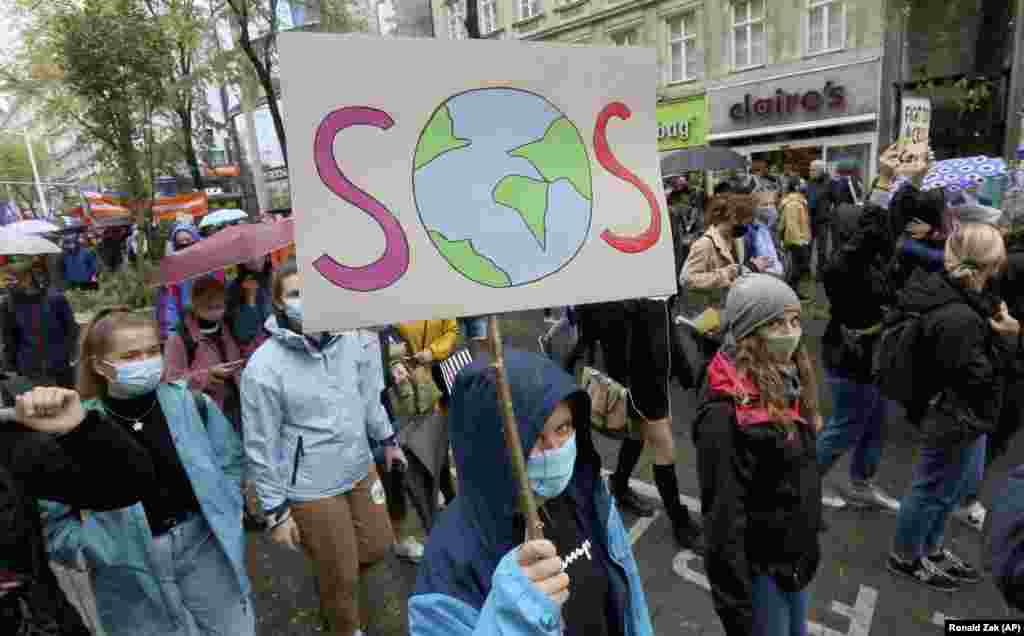 В Австрії учасники акції «П'ятниця заради майбутнього» вийшли на вулиці Відня у масках, пам'ятаючи про необхідність дотримання заходів безпеки під час пандемії коронавірусу. Станом на сьогодні в країні зафіксовано понад 40 тисяч випадків інфікування COVID-19  