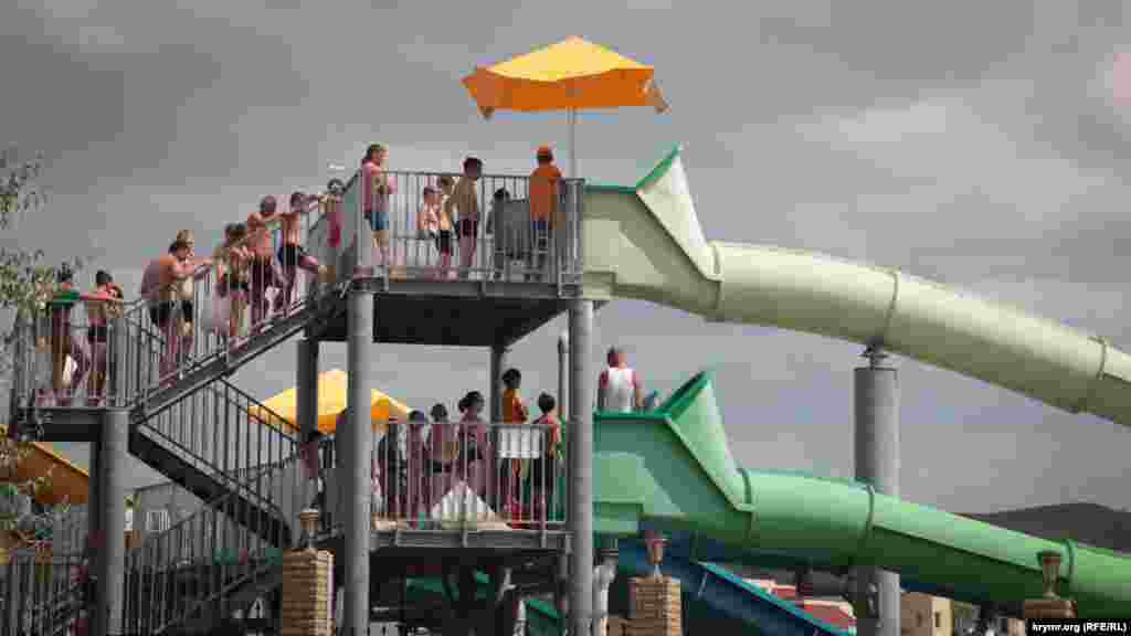 Аквапарк в Коктебеле. Билет на посещение в течение восьми часов обойдется в 1750 рублей (637 гривен) для взрослого и 1450 рублей (529 гривен) для ребенка 