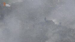 Поблизу Львова шукають трьох рятувальників, яких накрило лавиною сміття (відео) Поблизу Львова шукають трьох рятувальників, яких накрило лавиною сміття (відео)