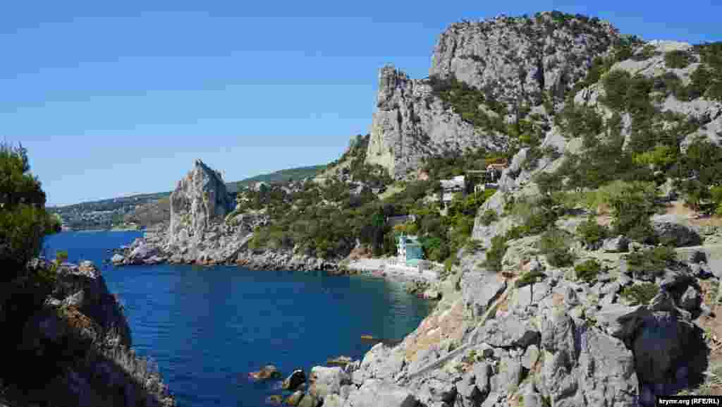 Вид на гору Кошка. Перед ней – нудистский пляж