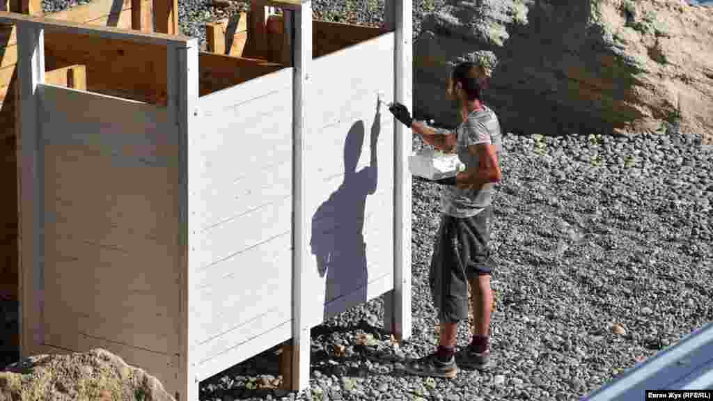 В 2019 году российские военные протянули на Яшмовом пляже проволоку от скалы – и прямо в море