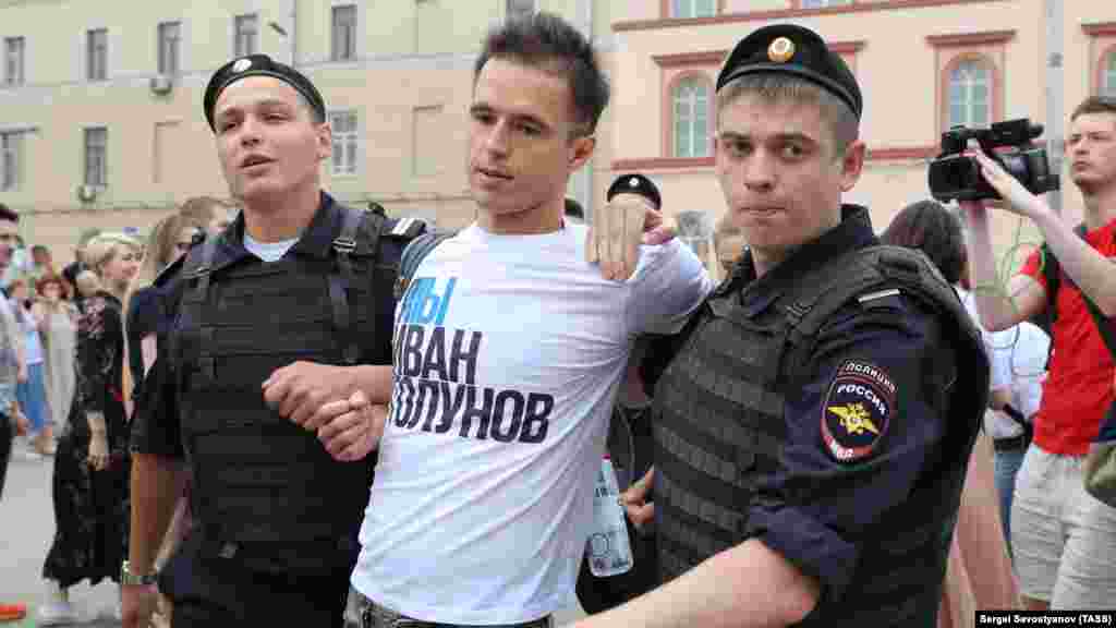 Полицейские просили людей снять футболки с надписью «Я/Мы Иван Голунов» и задерживали людей выборочно, выдергивая их из толпы