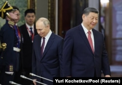 Лідер РФ Володимир Путін (ліворуч) і лідер Китаю Сі Цзіньпін (праворуч) під час зустрічі в Кремлі в Москві, Росія, 8 травня 2025 року