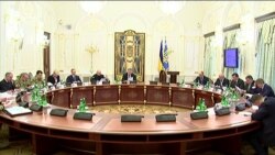 РНБО підтримала тимчасову зупинку переміщення вантажів через лінію розмежування на Донбасі (відео) РНБО підтримала тимчасову зупинку переміщення вантажів через лінію розмежування на Донбасі (відео)