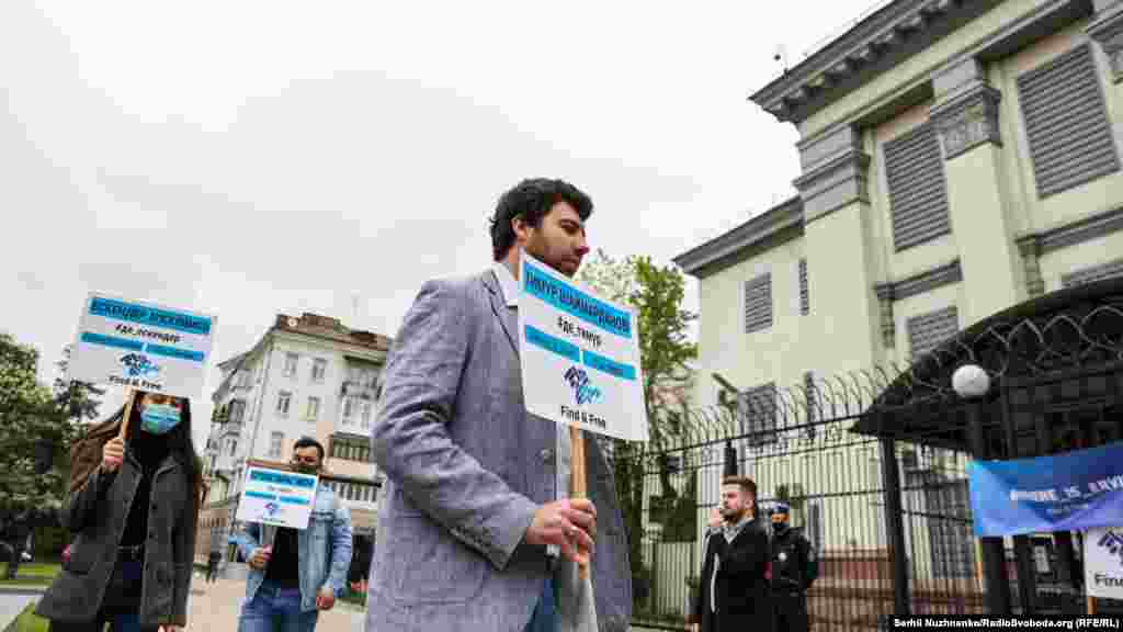 Тимур Шаймарданов 26 мая 2014 года вышел из дома по своим делам и не вернулся. Шаймарданов – активист общественной инициативы «Украинский народный дом», в марте 2014 года участвовал в гуманитарной помощи украинским военным в Крыму. До аннексии Крыма Тимур был предпринимателем, продавал различные товары, до этого работал в страховой и аудиторской фирмах, вел активную деятельность в диаспоре казанских татар. С началом Евромайдана сразу оказался в числе его сторонников. В марте 2014 года у стен украинского штаба береговой обороны Тимур участвовал в организации круглосуточного дежурства, активисты помогали, чем могли, поддерживали боевой дух украинских военных песнями. Свидетели и родственники активиста сообщали о причастности членов «крымской самообороны» к его исчезновению