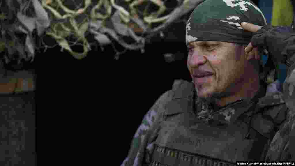 Засвітла бойовики стріляють рідко. Лише поодинокі хаотичні постріли. Військовий із позивним «Старий чорт» каже: «Аби нагадати, що вони ще є»