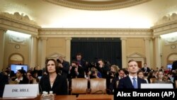 Перед комітетом з розвідки виступають Фіона Гілл – колишня співробітниця Ради національної безпеки, яка відповідала за відносини з Росією і Україною, – і Девід Голмс, співробітник посольства США в Києві