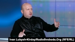 Турчинов подчеркнул, что несмотря на четкие указания, многие военные в Крыму не исполнили приказы из-за массового дезертирства и перехода на сторону врага