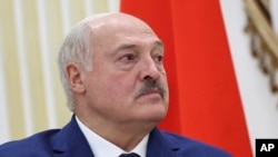 «Найбільша проблема в Білорусі сьогодні – це замістити той обсяг, який ми сьогодні не можемо продати з певних об’єктивних причин у Російській Федерації, і ми повинні над цим працювати у довгостроковій перспективі», – сказав Лукашенко