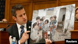 Конгрессмен-республиканец Адам Кинзингер на слушаниях по Сирии в Комитете по международным делам