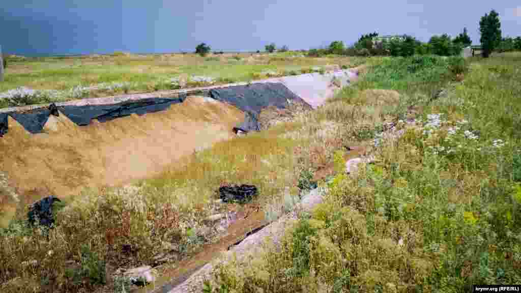 Плиты, которыми был вымощен канал, пропали. Такая же картина тянется по обе стороны канала на 300 метров русла