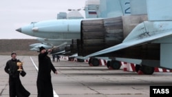 Освящение истребителей Су-27СМ и Су-30М2 на аэродроме «Бельбек» под Севастополем, архивное фото