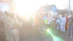 Як вертеп жителів села на Донеччині зустрівся із вертепом українських військових (відео) Як вертеп жителів села на Донеччині зустрівся із вертепом українських військових (відео)