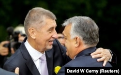 В то время премьер-министр Чехии Андрей Бабиш встречает своего венгерского коллегу Виктора Обрана в Праге, сентябрь 2021 года